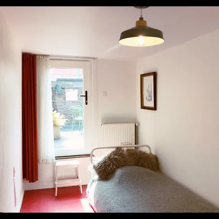 Holiday home Trendy House 5min From Shoppingstreets *